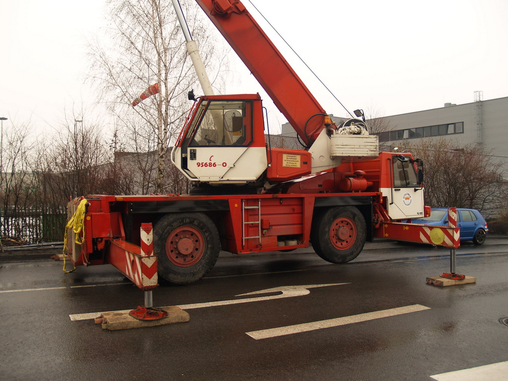 LKW Anhaenger umgekippt Koeln Niehl Geestemuenderstr Industriestr P31.JPG